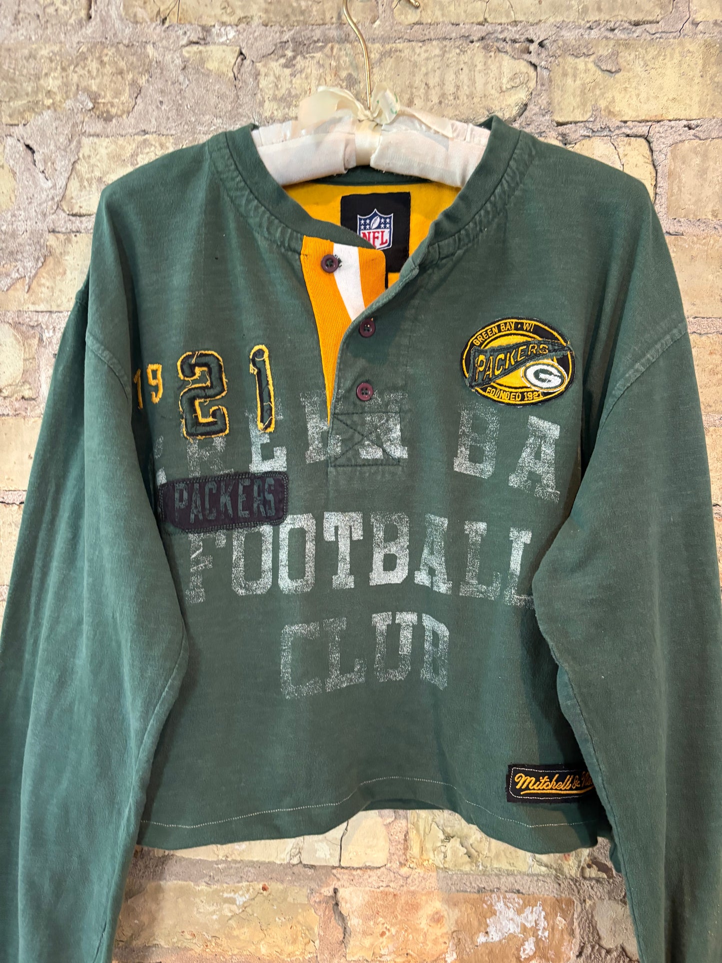 Reworked Green Bay Packers Distressed Throwback Graphic 3 Button Henley